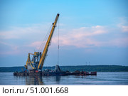 Плавкран №71 КПЛ-16-30 и заполненная баржа ожидает буксир на реке Кама. Редакционное фото, фотограф Ирина Старкова / Фотобанк Лори