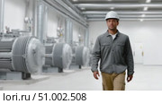 Engineer walking in industrial plant. Стоковое AI-видео, аниматор Юрий Поздников / Фотобанк Лори