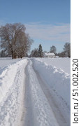 Snowy road leading to farmhouse in winter wonderland. Стоковое AI-видео, аниматор Юрий Поздников / Фотобанк Лори