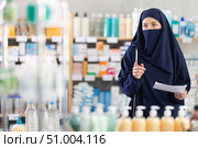 Mom and daughter looking for something in drugstore. Стоковое фото, фотограф Яков Филимонов / Фотобанк Лори