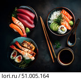 Японская кухня, суши и рис с лососем на чёрном фоне, вид сверху. Стоковое AI-изображение, AI-художник Владимир Трубицын / Фотобанк Лори
