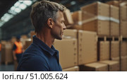 Warehouse manager overseeing operations while employees handle boxes at a distribution center. Стоковое AI-видео, аниматор Сергей Толмачёв / Фотобанк Лори