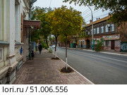 Осень , Астрахань, старинная улица в центре города когда-то имела название - Большая Демидовская (2019 год). Редакционное фото, фотограф Павел Просянов / Фотобанк Лори