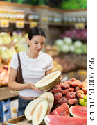 Young woman shopping in vegetable store and buy melon. Стоковое фото, фотограф Яков Филимонов / Фотобанк Лори