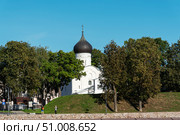 Церковь Георгия Победоносца со Взвоза. Псков (2019 год). Редакционное фото, фотограф Александр Щепин / Фотобанк Лори
