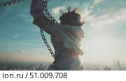 Dancer performs with chains as sunlight and wind create dynamic atmosphere at coastal location. Стоковое AI-видео, аниматор Сергей Толмачёв / Фотобанк Лори
