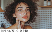 Discover effective skincare tips for achieving a healthy glow and enhancing natural beauty from the comfort of your own space. Стоковое AI-видео, аниматор Данила Большаков / Фотобанк Лори