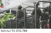 Colombian soldiers preparing for combat, troops mobilizing in military truck, armed forces on the move. Стоковое видео, видеограф ALEJANDRO PEREZ ALVARES / Фотобанк Лори