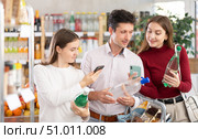 Man woman and girl scans QR code of soda. Стоковое фото, фотограф Яков Филимонов / Фотобанк Лори