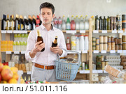 man chooses craft beer. Стоковое фото, фотограф Яков Филимонов / Фотобанк Лори