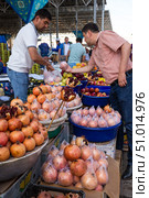 Fruits seller at the Siyob Bazaar in Samarkand (2022 год). Редакционное фото, фотограф Юлия Белоусова / Фотобанк Лори