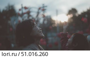 Joyful moments of a mother and child playing with a balloon during sunset in a festive park. Стоковое AI-видео, аниматор Сергей Толмачёв / Фотобанк Лори