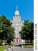 Сталинская высотка у Красных Ворот. Солнечно. Летний день. Москва. Редакционное фото, фотограф E. O. / Фотобанк Лори