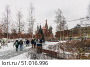 Moscow, Russia - December 13, 2020: Zaryadye landscape park in the center of Moscow. Редакционное фото, фотограф Ольга Сейфутдинова / Фотобанк Лори
