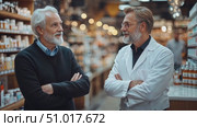 Two men engage in a conversation about health topics in a bustling market, surrounded by shelves of wellness products and natural remedies. Стоковое AI-видео, аниматор Данила Большаков / Фотобанк Лори