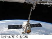 The SpaceX Dragon cargo craft is suspended in the grasp of the Candarm2. Стоковое фото, фотограф Stocktrek Images, Inc. / ТАСС / Фотобанк Лори