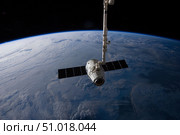 The SpaceX Dragon cargo craft is suspended in the grasp of the Candarm2. Стоковое фото, фотограф Stocktrek Images, Inc. / ТАСС / Фотобанк Лори