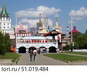 Люди идут на вернисаж в Измайловский Кремль. Москва. Редакционное фото, фотограф Елена Орлова / Фотобанк Лори
