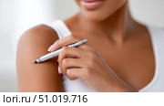 Close-up of Hands Injecting Insulin Pen into Abdomen, GLP-1 Self-Injection Concept. Стоковое AI-изображение, AI-художник Katsiaryna Repich / Фотобанк Лори