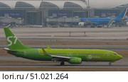 Aeroplane of S7 Airlines at Suvarnabhumi airport. Редакционное видео, видеограф Игорь Жоров / Фотобанк Лори
