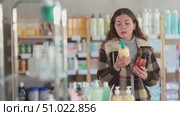 Female buyer chooses liquid hand soap in household goods department of the supermarket. Стоковое видео, видеограф Яков Филимонов / Фотобанк Лори