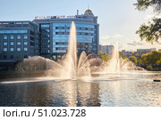 LIPETSK, RUSSIA - MAY 9, 2022: Fountain in the city center at sunset. Редакционное фото, фотограф Наталия Кирсанова / Фотобанк Лори