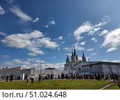 Праздник возле стен монастыря, запуск воздушного змея. Редакционное фото, фотограф Жилина Людмила / Фотобанк Лори