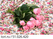 Pink roses bouquet on floral fabric, romantic still life composition. Стоковое фото, фотограф Елена  Попкова / Фотобанк Лори