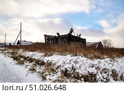 Вид на старый заброшенный деревянный дом. Село Шестаково. Тюменская область, Россия. (2018 год). Стоковое фото, фотограф Александр Тараканов / Фотобанк Лори