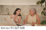 Elderly woman meeting financial advisor for investment at home. Стоковое видео, видеограф Яков Филимонов / Фотобанк Лори