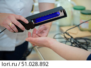 Treatment of psoriasis and skin diseases with blue light from an ultraviolet lamp. Стоковое фото, фотограф Лазаренко Светлана / Фотобанк Лори