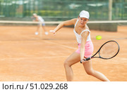Woman playing tennis against female opponent on tennis court. Стоковое фото, фотограф Яков Филимонов / Фотобанк Лори