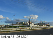 Казань. Вид на Казанский кремль с автотрассы на Кремлёвской дамбе. Стоковое фото, фотограф Клавдия Васильева / Фотобанк Лори