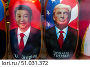 Портреты лидеров стран Китай и США изображены на матрешках, которые лежат на прилавке сувенирной продукции в городе Москве, Россия. Редакционное фото, фотограф Николай Винокуров / Фотобанк Лори