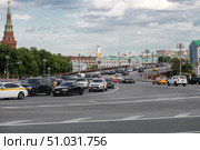 Автомобильное движение на Боровицкой площади и Большом Каменном мосту. Редакционное фото, фотограф Pukhov K / Фотобанк Лори