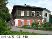 An old wooden house in a downtown of Murom city, Russia. Редакционное фото, фотограф Алексей Кузнецов / Фотобанк Лори