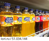 Bottles of Saint Spring lemonade and other flavors are lined up on a shelf. Russia. Moscow. 08.08.25. Редакционное фото, фотограф Ярославский Максим / Фотобанк Лори