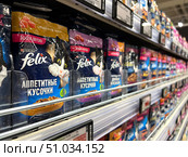 Felix cat food is laid out in a row on the shelf. Russia. Moscow. 08.08.25. Редакционное фото, фотограф Ярославский Максим / Фотобанк Лори