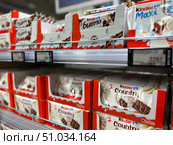 A row of Kinder Country chocolate bars are displayed on a shelf. Russia. Moscow. 08.08.25. Редакционное фото, фотограф Ярославский Максим / Фотобанк Лори