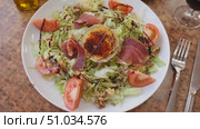 Salad of china cabbage and tomatoes is decorated with thin slices of smoked bacon and goat cheese. Стоковое видео, видеограф Яков Филимонов / Фотобанк Лори