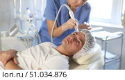 female cosmetic doctor expertly administers procedure to male patient using hydrogen oxygen hydrating attachment. Стоковое видео, видеограф Яков Филимонов / Фотобанк Лори
