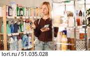 Girl housewife in cosmetic store examines goods, chooses facial powder. Стоковое видео, видеограф Яков Филимонов / Фотобанк Лори