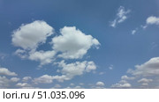 Time lapse clip of white fluffy clouds over blue sky. Стоковое видео, видеограф Наталия Попова / Фотобанк Лори