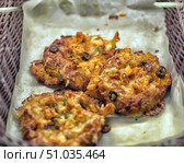 Fresh, ruddy mini-pizzas with olives, cheese and vegetables in a basket on parchment paper. Appetizing homemade pastries with a golden crust, baked in the oven, look especially tasty and aromatic. Стоковое фото, фотограф Анна Кривицкая / Фотобанк Лори