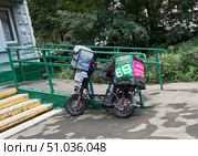 Доставка Вкусвилл. Мопед курьера сервиса доставки на улице, рядом с жилым домом. Редакционное фото, фотограф Ирина Гильмуллина / Фотобанк Лори