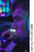 Intense Gamer Focus: A Close-Up View of an Esports Competitor Wearing a High-Tech Headset, Capturing the Thrill and Concentration in the Competitive Gaming Arena. Стоковое AI-видео, аниматор Владимир Федоров / Фотобанк Лори