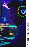 Intense Gamer Focused on Victory: A Cinematic Glimpse into the Thrilling World of Competitive Gaming, Highlighting a Player's Determination and Skill under Neon Lights. Стоковое AI-видео, аниматор Владимир Федоров / Фотобанк Лори