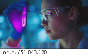 Scientist conducts experiment in lab, examining chemical reaction in test tube under bright illumination. Стоковое AI-видео, аниматор Сергей Толмачёв / Фотобанк Лори