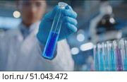 Researcher conducts experiments with colorful liquids in a laboratory setting. Стоковое AI-видео, аниматор Сергей Толмачёв / Фотобанк Лори