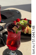 Фруктовая нарезка и ягодный коктейль на летней веранде с видом на море Summer Cup Mock tail with Orange, Lime, Berries, Peach and Cucumber Luxury Hotel Suite Summer garden party table setting Grapefruit juice, bowl of fruit and mixed nuts on patio table. Стоковое видео, видеограф Zita Khasanova / Фотобанк Лори